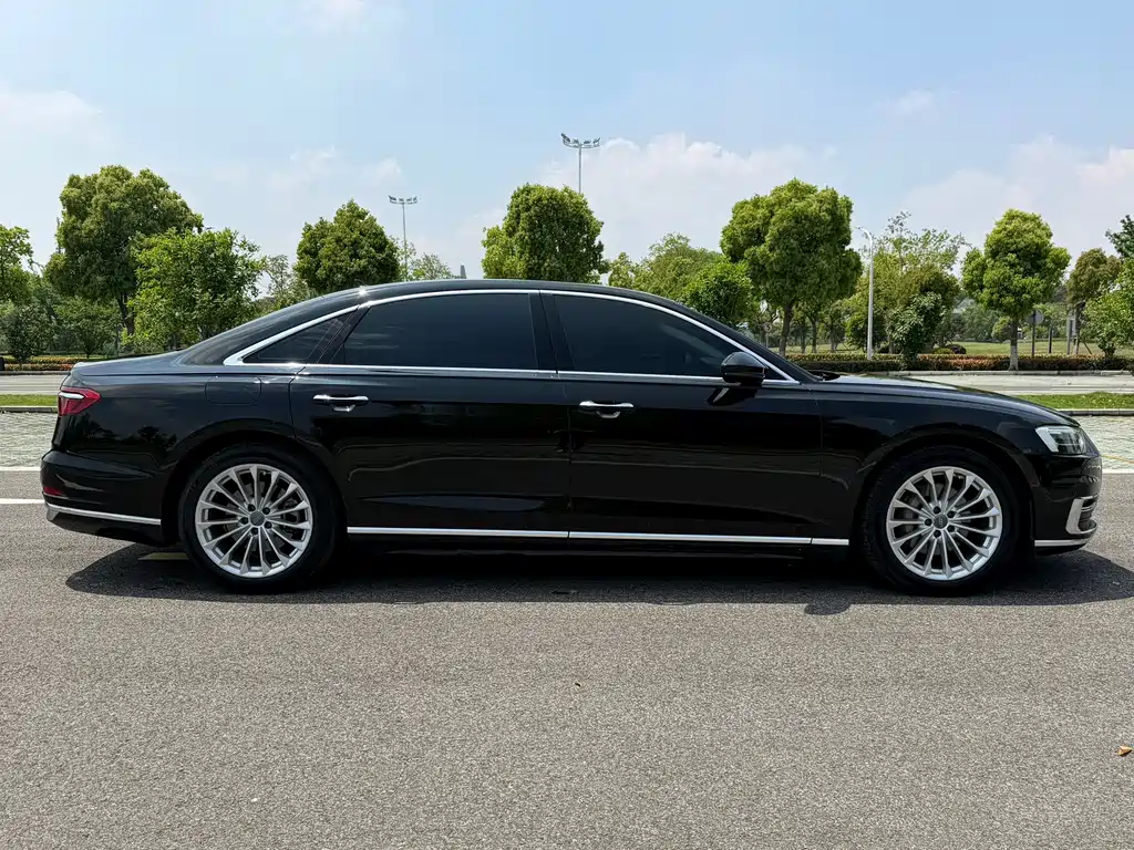 Audi A8 — фото 6
