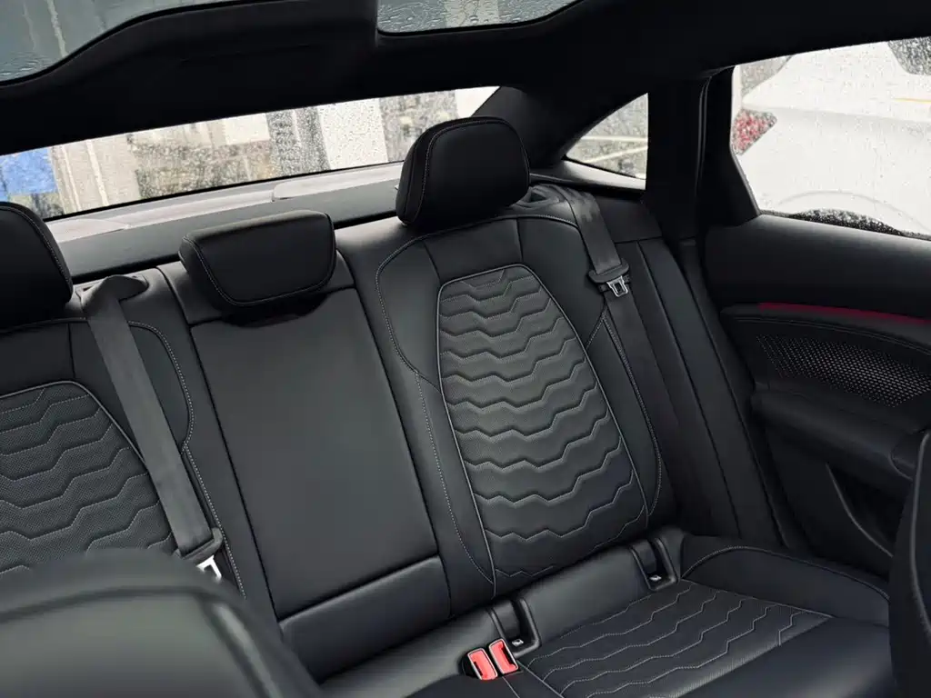 Audi A6L e-tron — фото 14