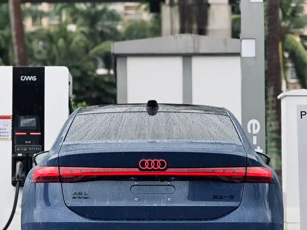 Audi A6L e-tron — фото 15