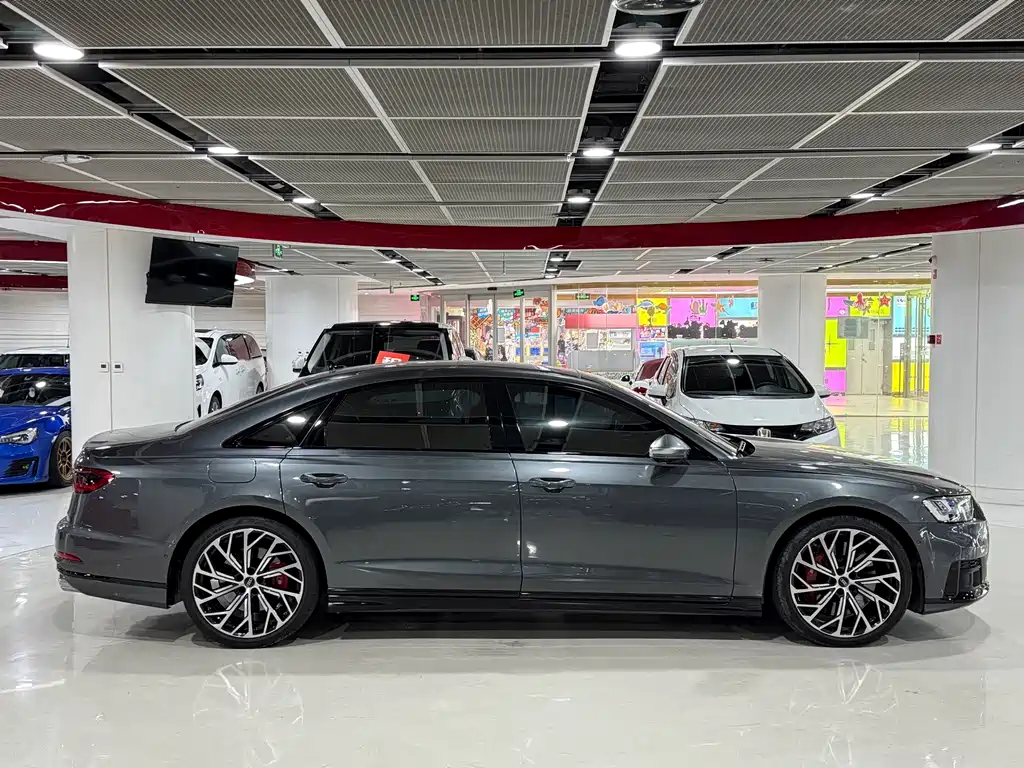Audi S8 — фото 10