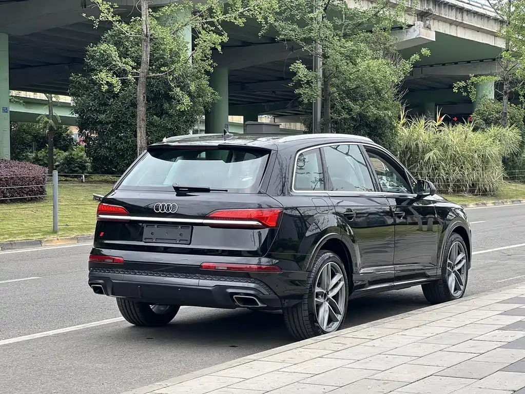 Audi Q7 — фото 11