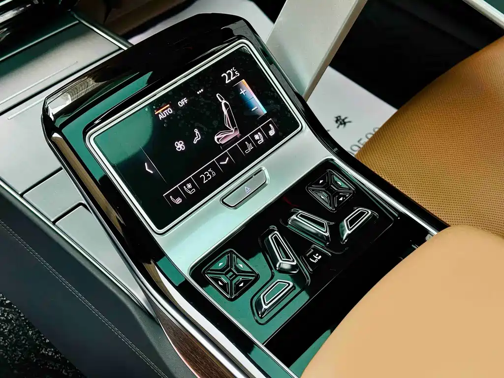 Audi A8 — фото 15