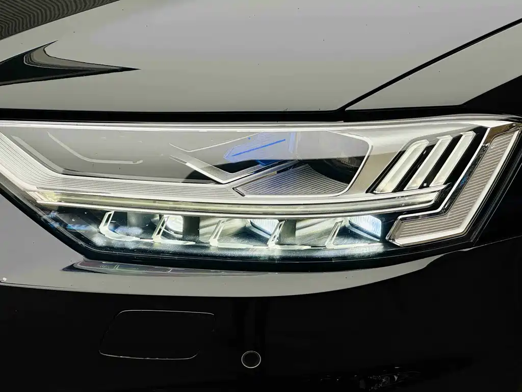 Audi A8 — фото 17