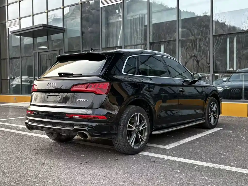 Audi Q5L — фото 9