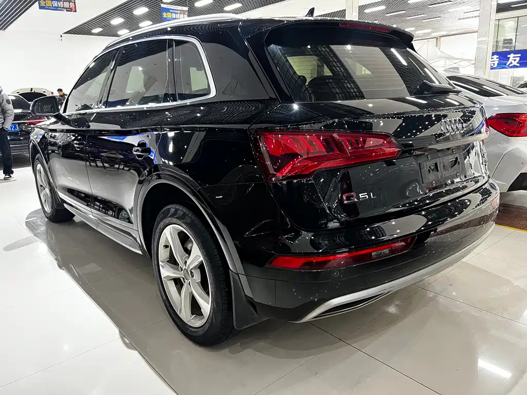 Audi Q5L — фото 8