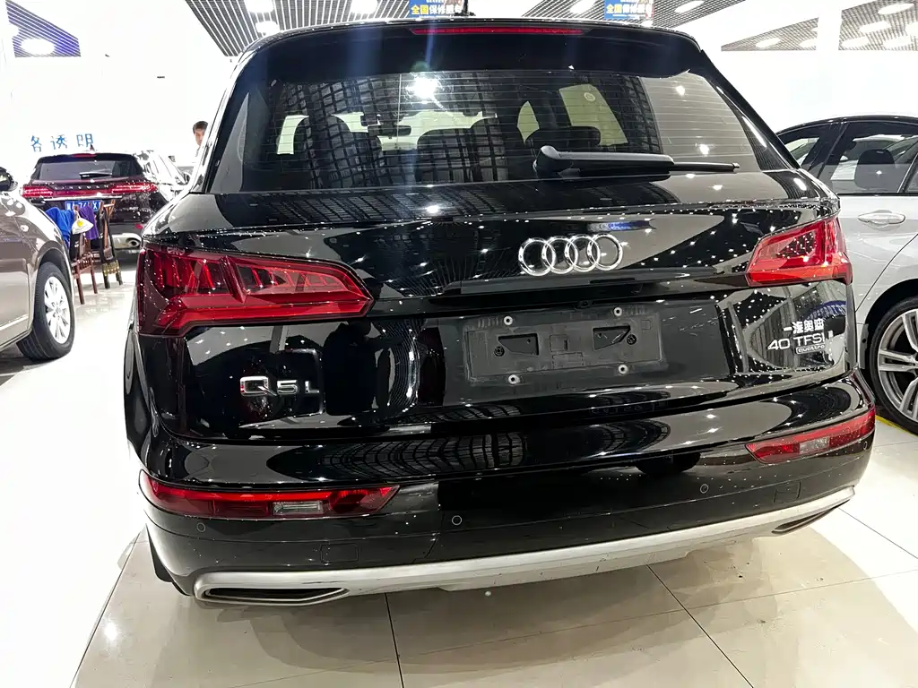 Audi Q5L — фото 9