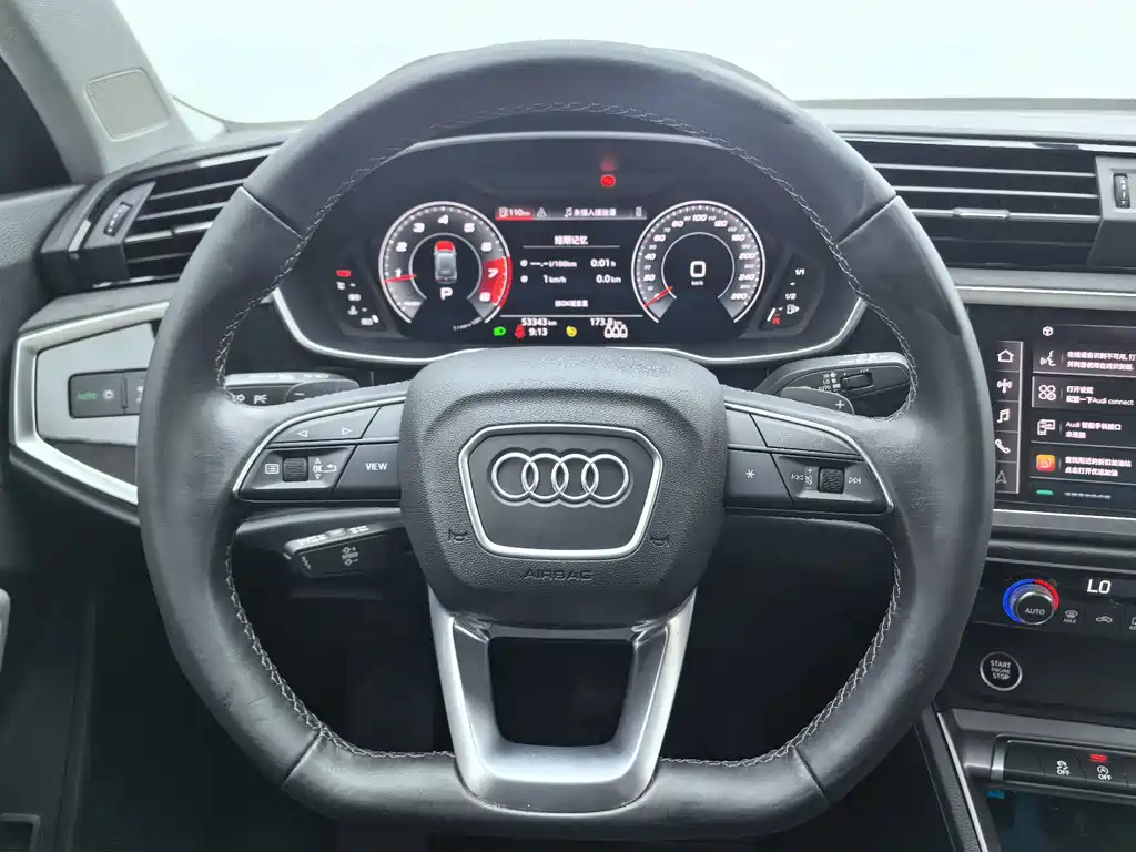 Audi Q3 — фото 11