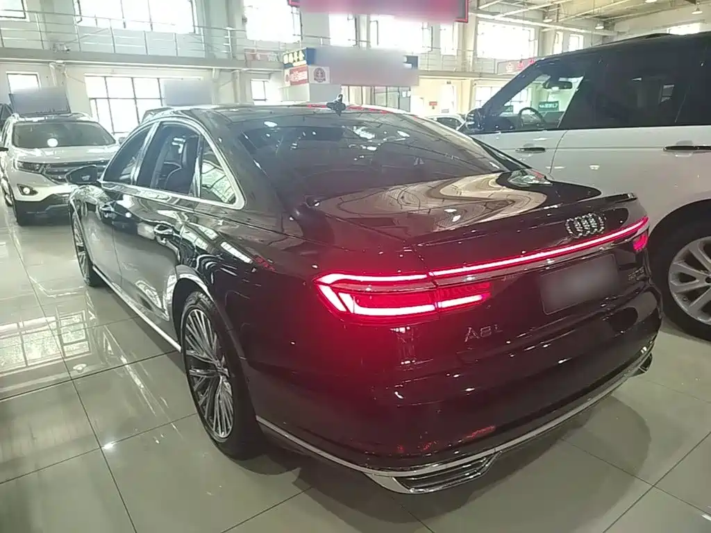 Audi A8 — фото 5