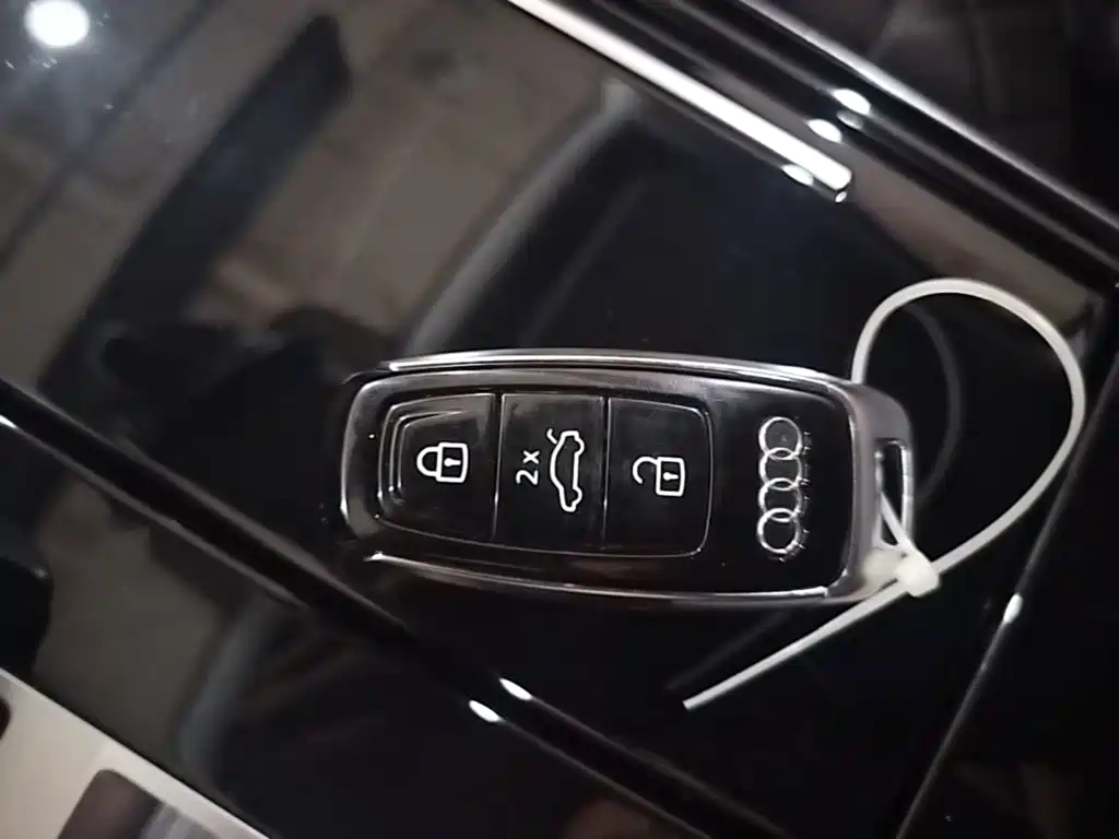 Audi A8 — фото 9