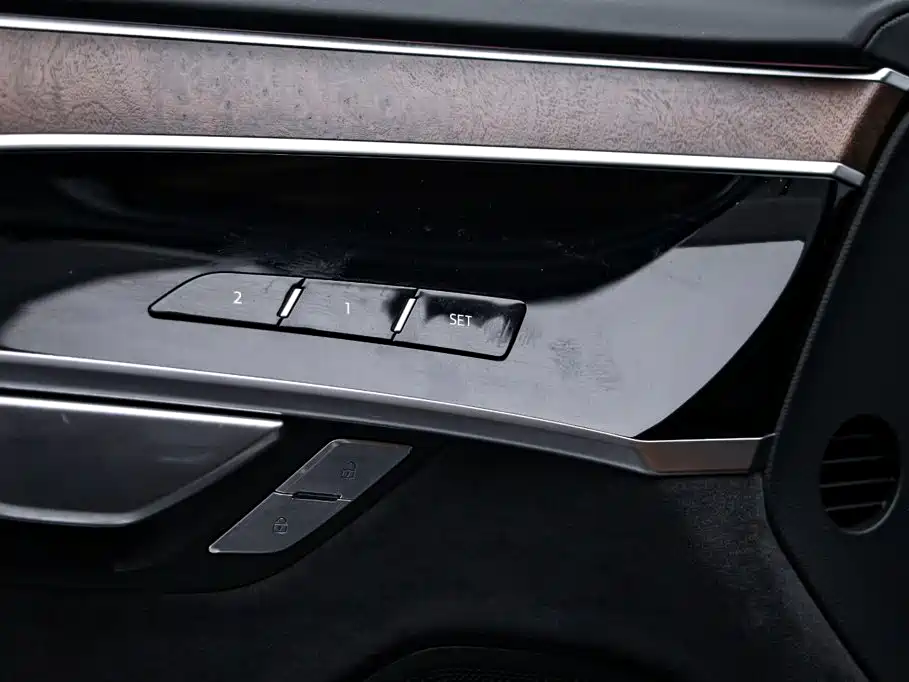 Audi A8 — фото 13