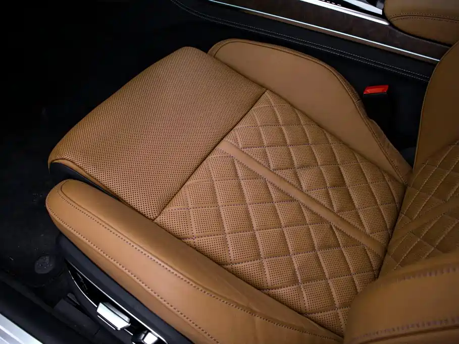 Audi A8 — фото 15