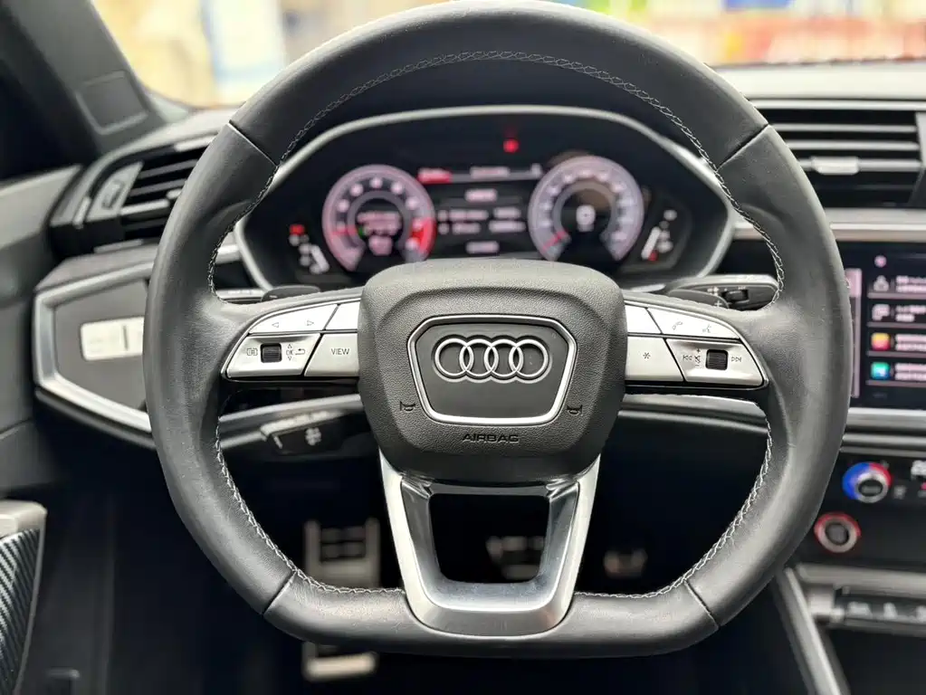 Audi Q3 — фото 11