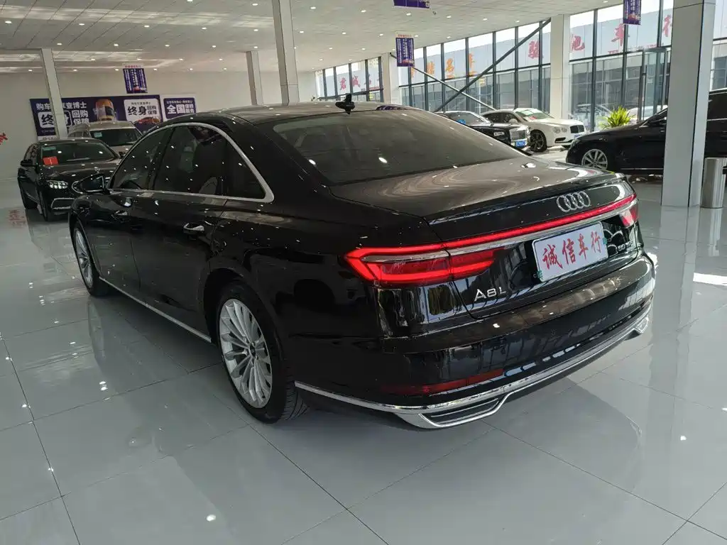 Audi A8 — фото 6