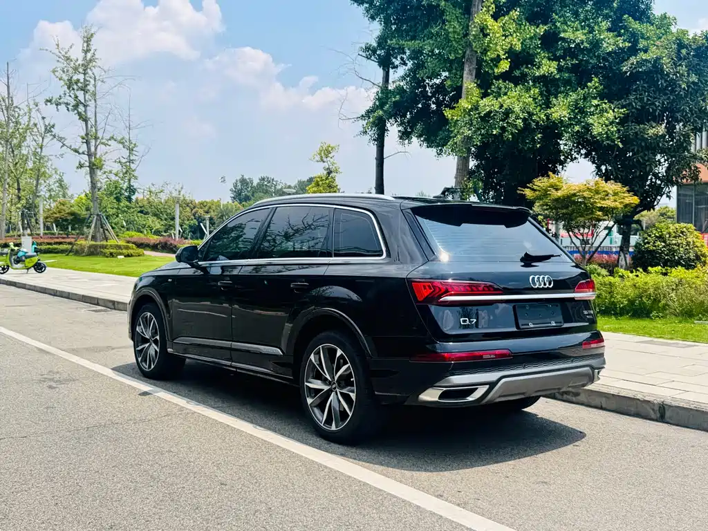 Audi Q7 — фото 9