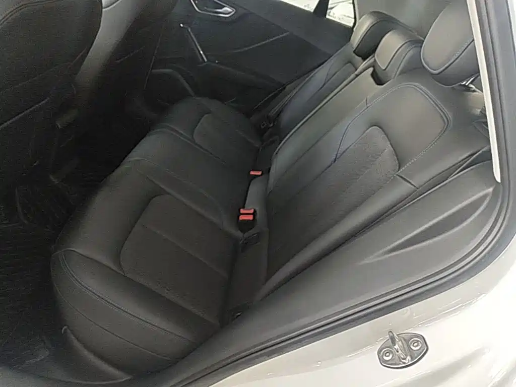 Audi Q2L e-tron — фото 13