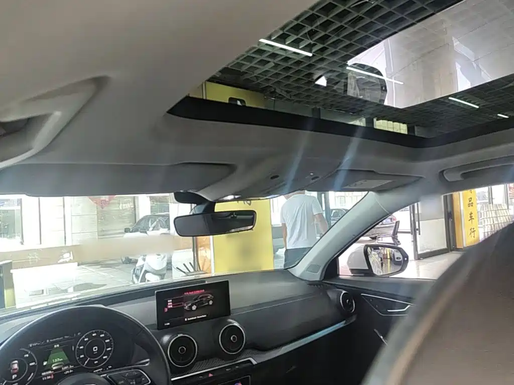 Audi Q2L e-tron — фото 14