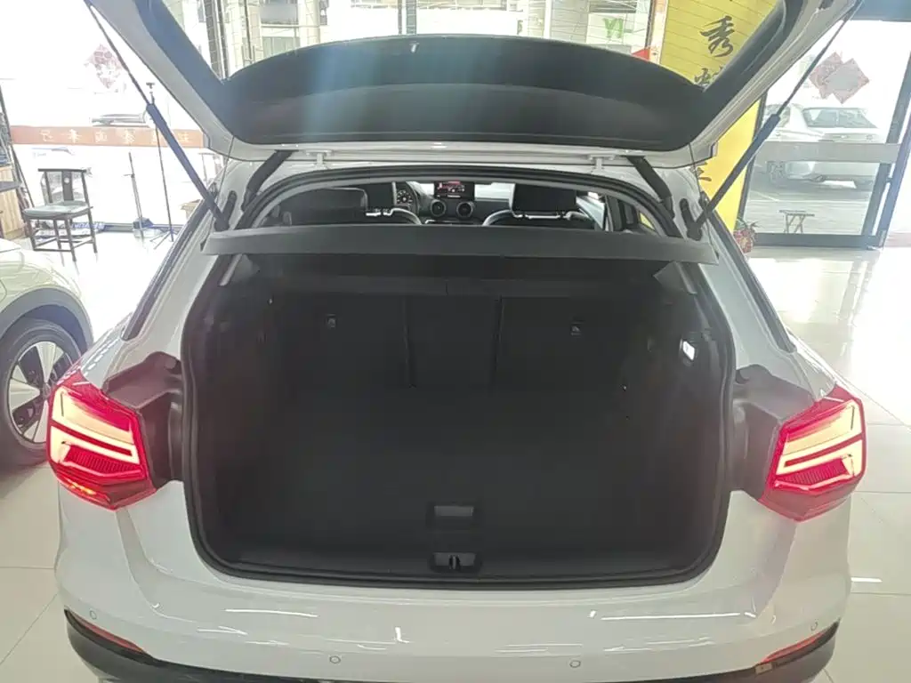 Audi Q2L e-tron — фото 15