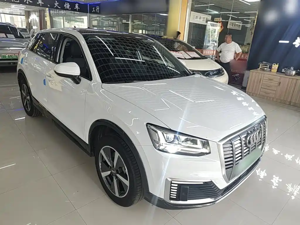 Audi Q2L e-tron — фото 22