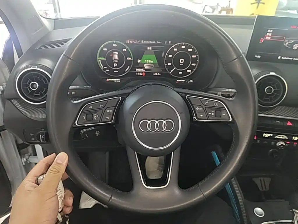 Audi Q2L e-tron — фото 7