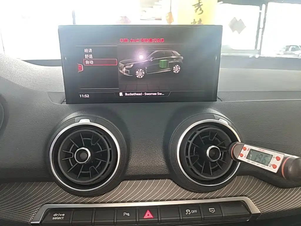 Audi Q2L e-tron — фото 9