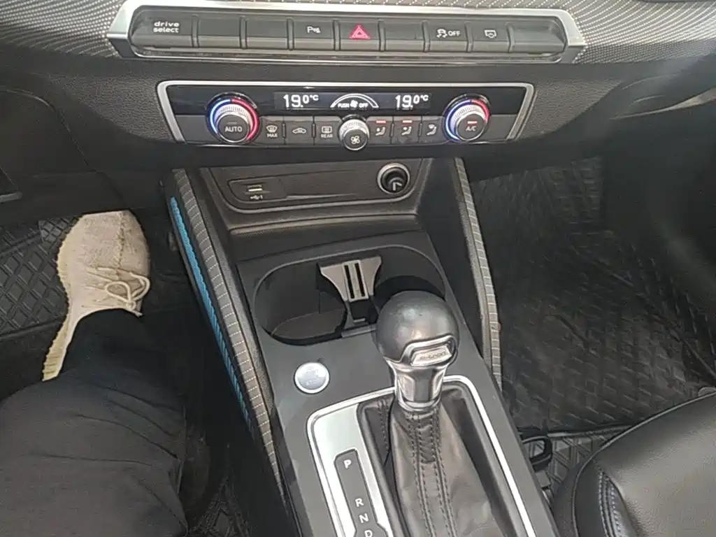 Audi Q2L e-tron — фото 10
