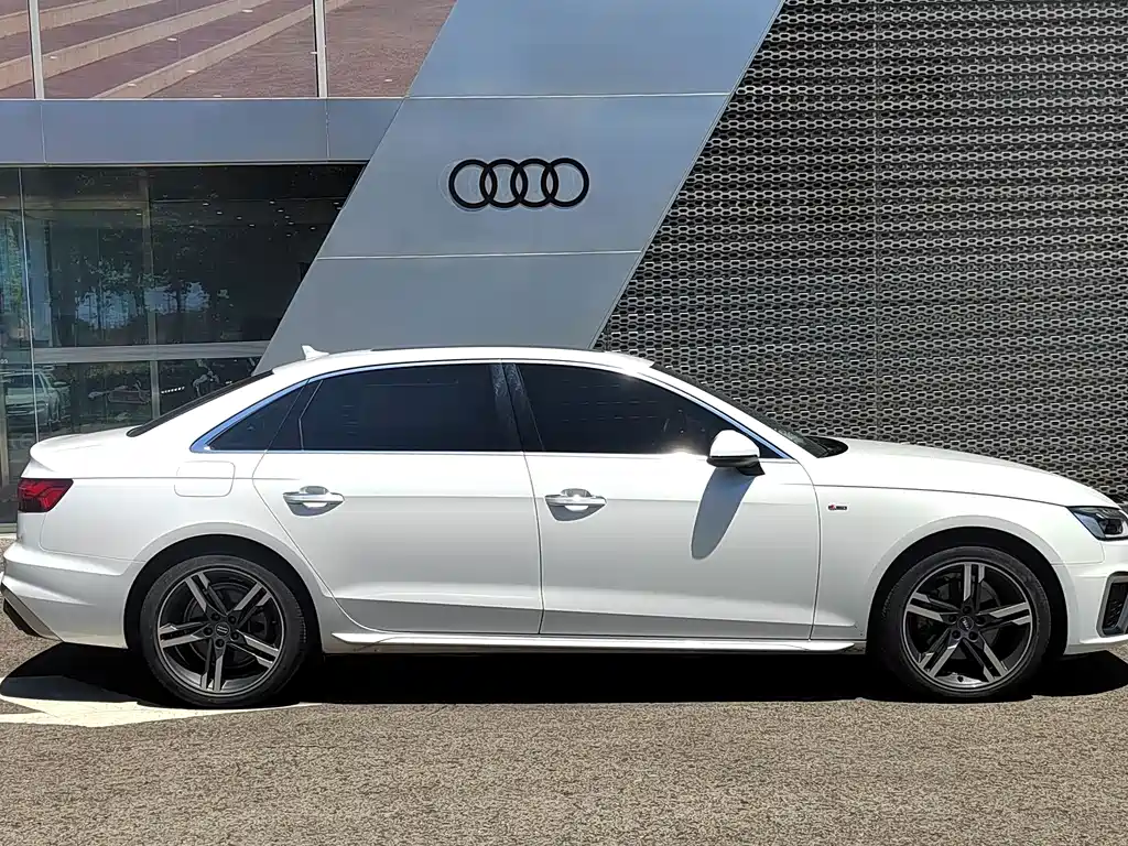 Audi A4L — фото 2