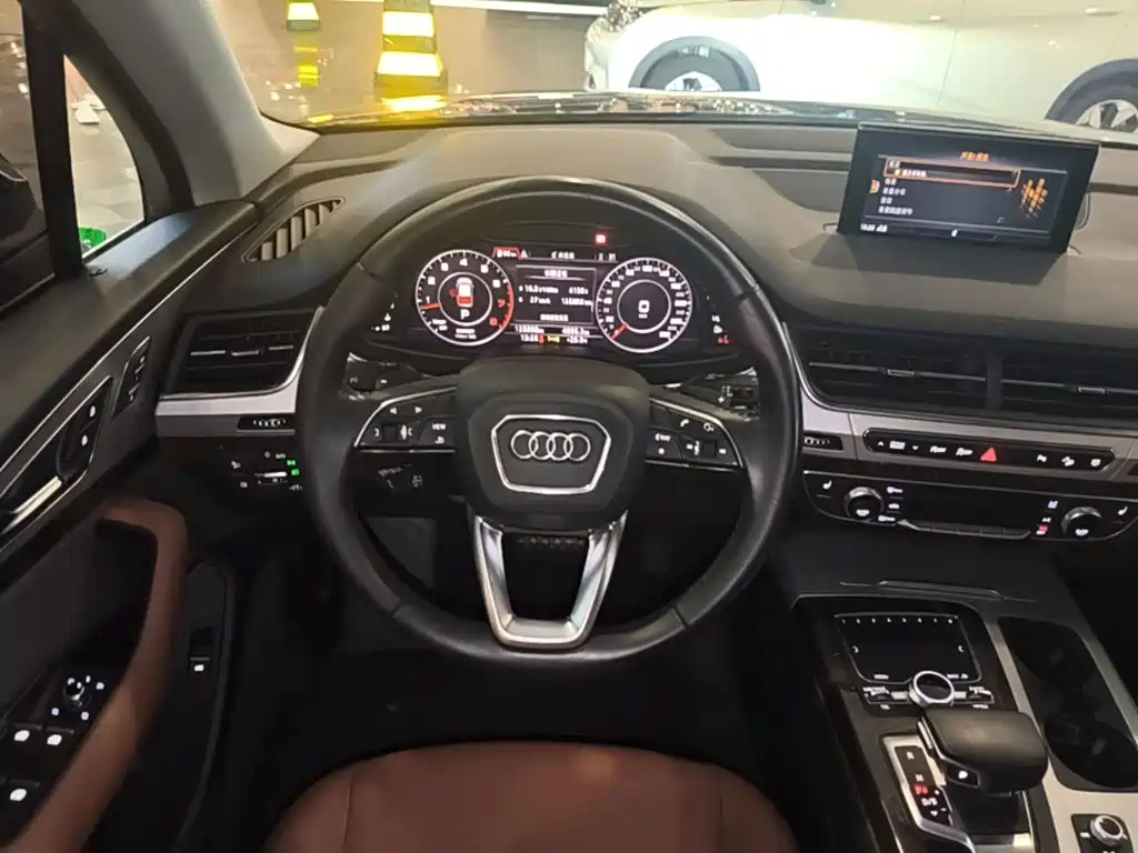 Audi Q7 — фото 11