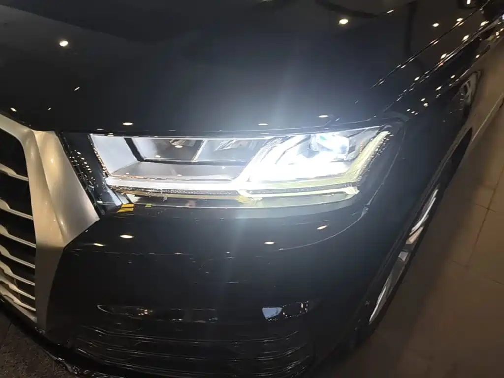 Audi Q7 — фото 24
