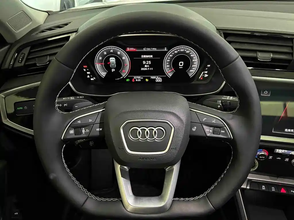 Audi Q3 — фото 3