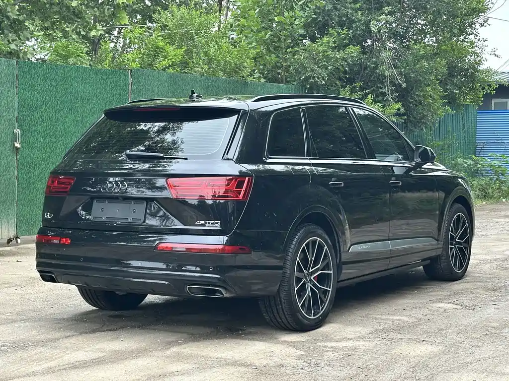 Audi Q7 — фото 10