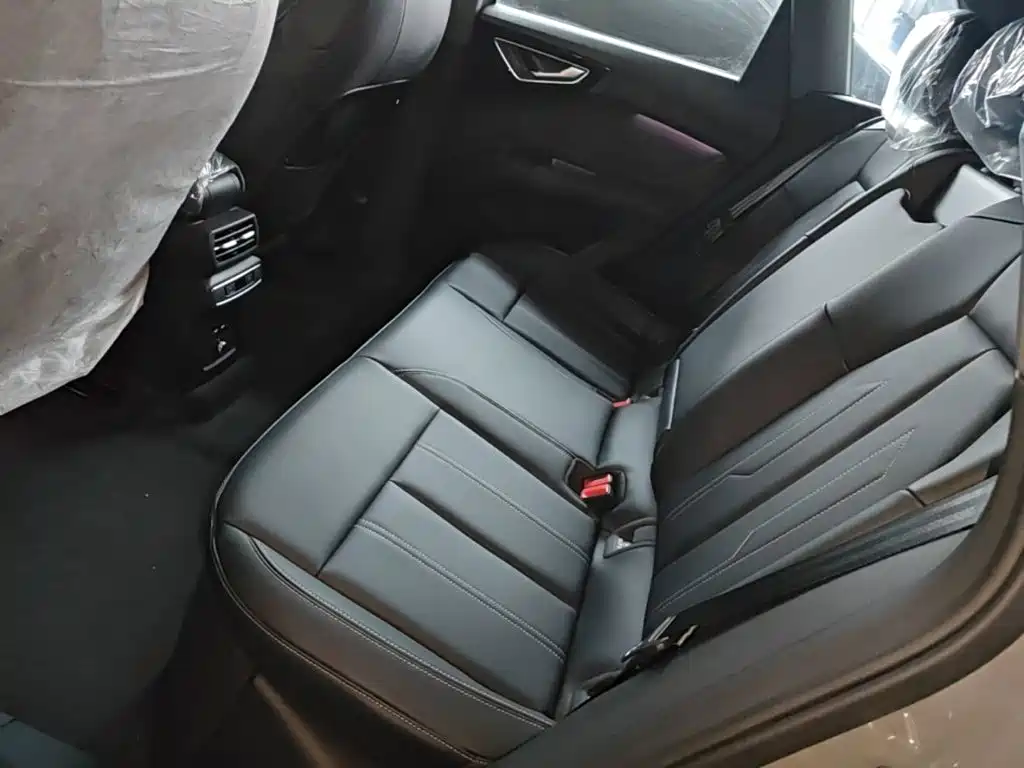 Audi Q4 e-tron — фото 17