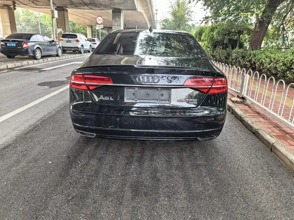 Audi A8 — фото 5