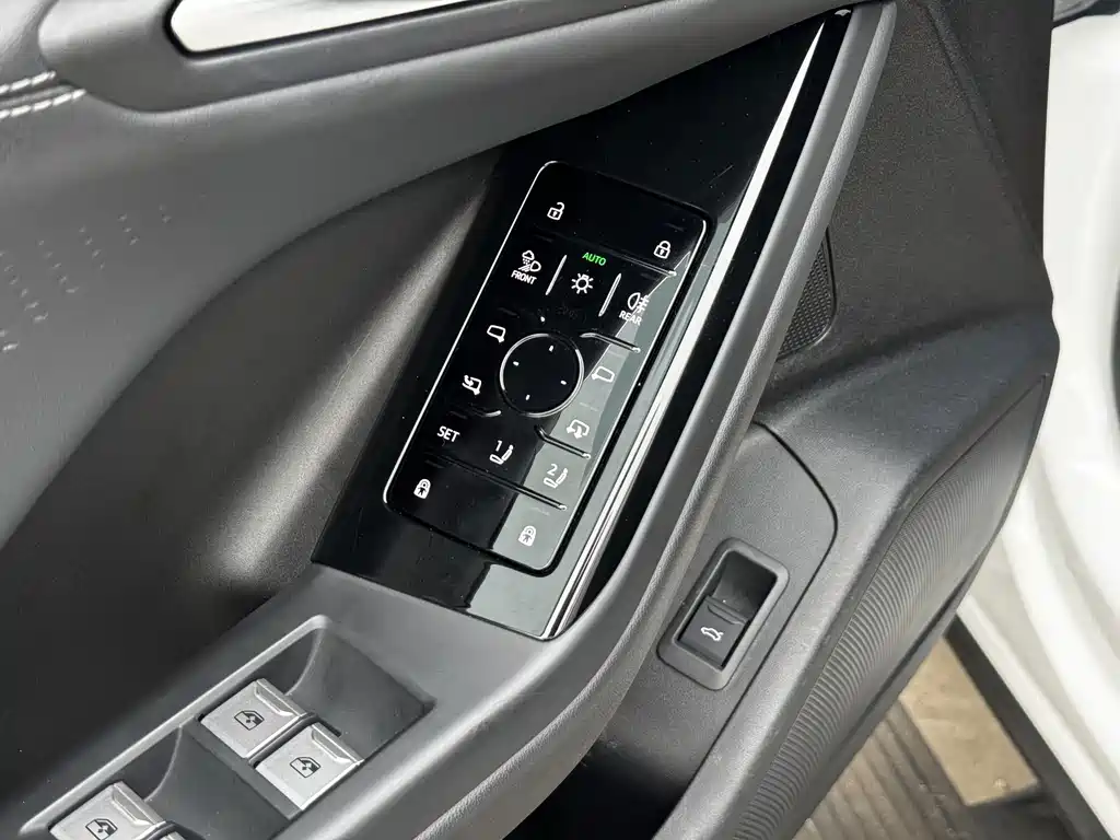 Audi Q6L e-tron — фото 11