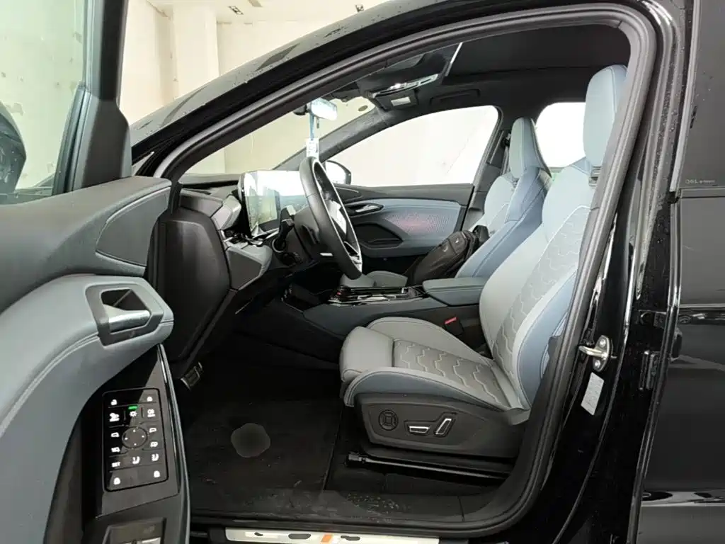 Audi Q6L e-tron — фото 15