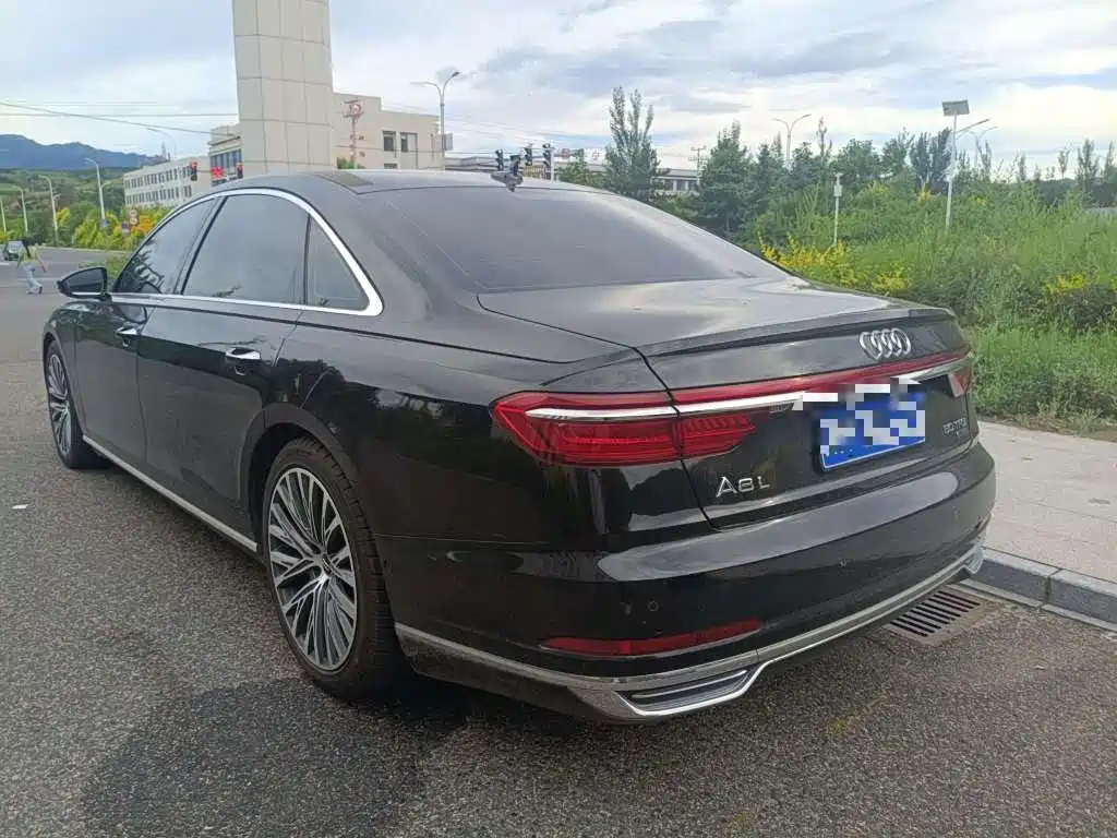 Audi A8 — фото 6