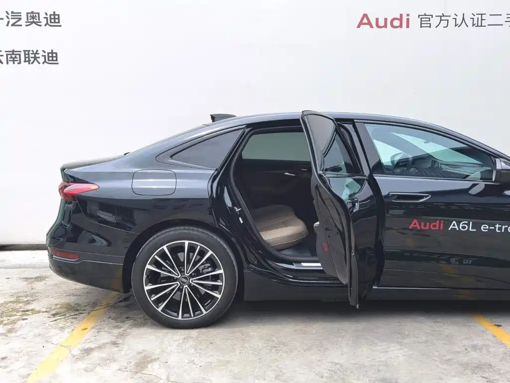 Audi A6L e-tron — фото 21