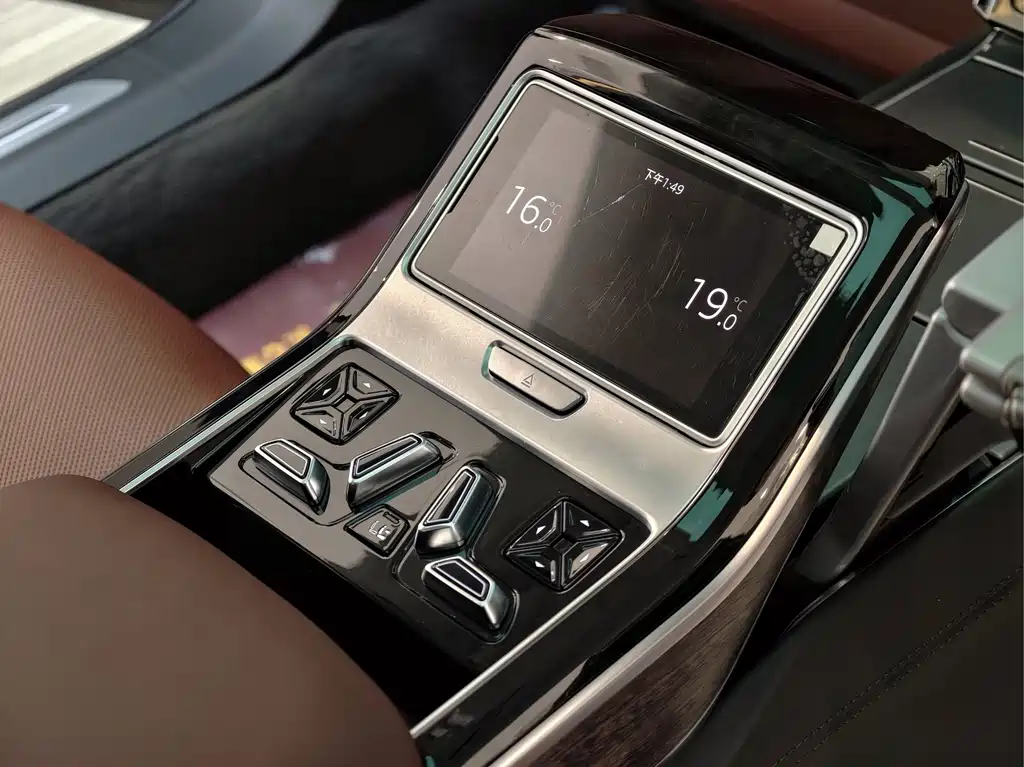 Audi A8 — фото 11