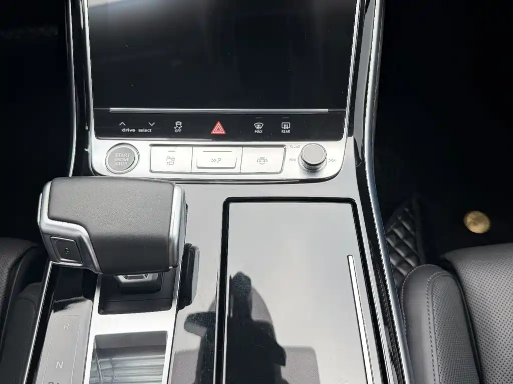 Audi A8 — фото 14
