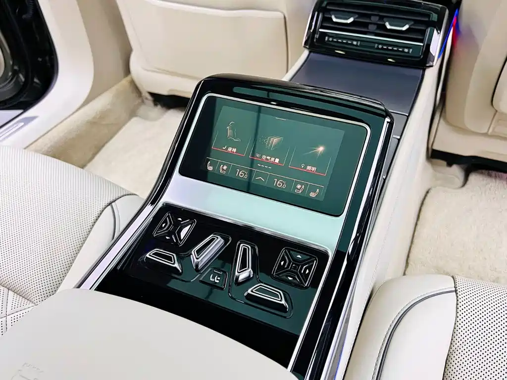 Audi A8 — фото 19