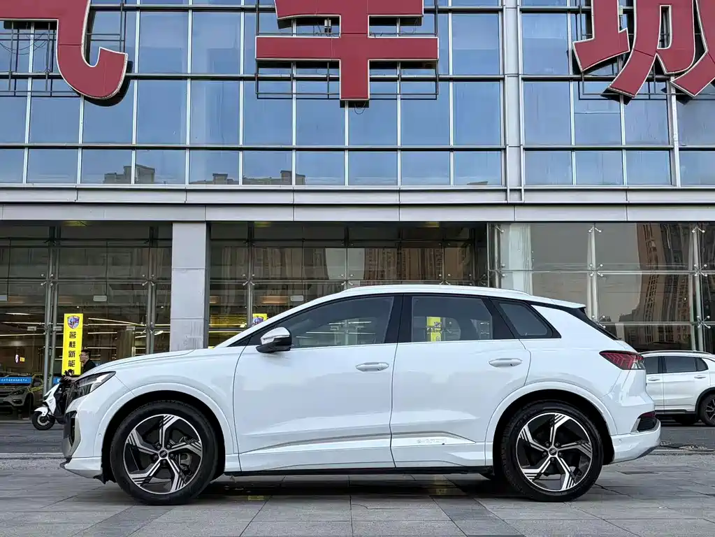 Audi Q4 e-tron — фото 8