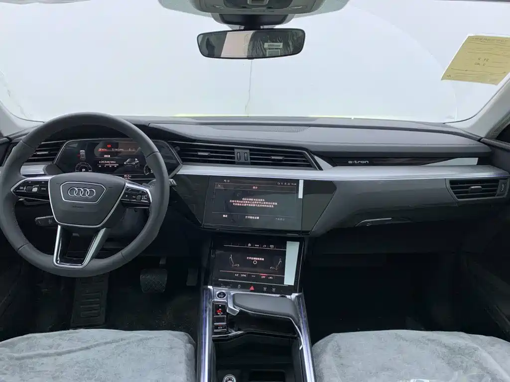 Audi e-tron — фото 17
