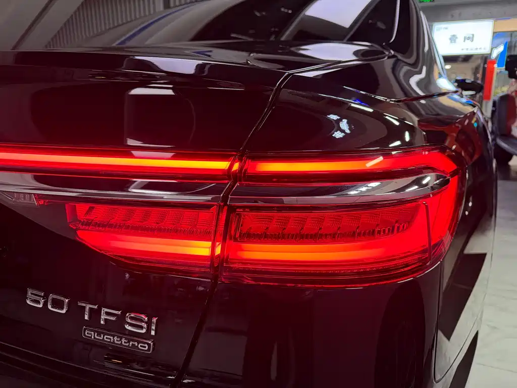 Audi A8 — фото 13