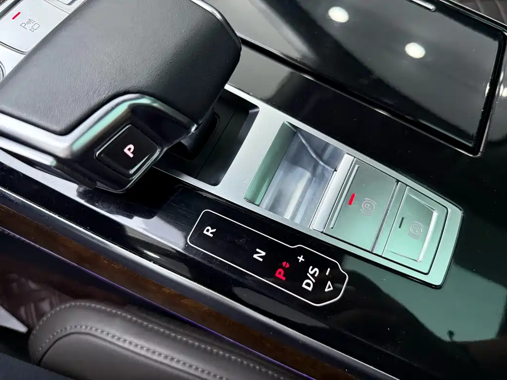 Audi A8 — фото 17