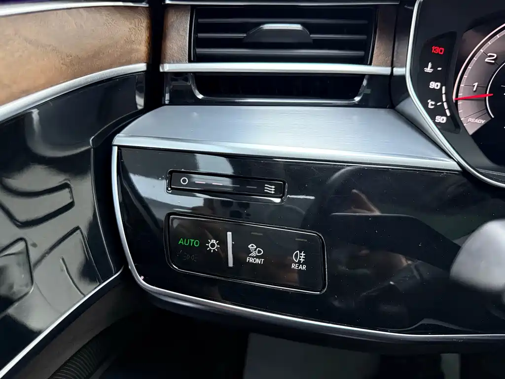 Audi A8 — фото 19