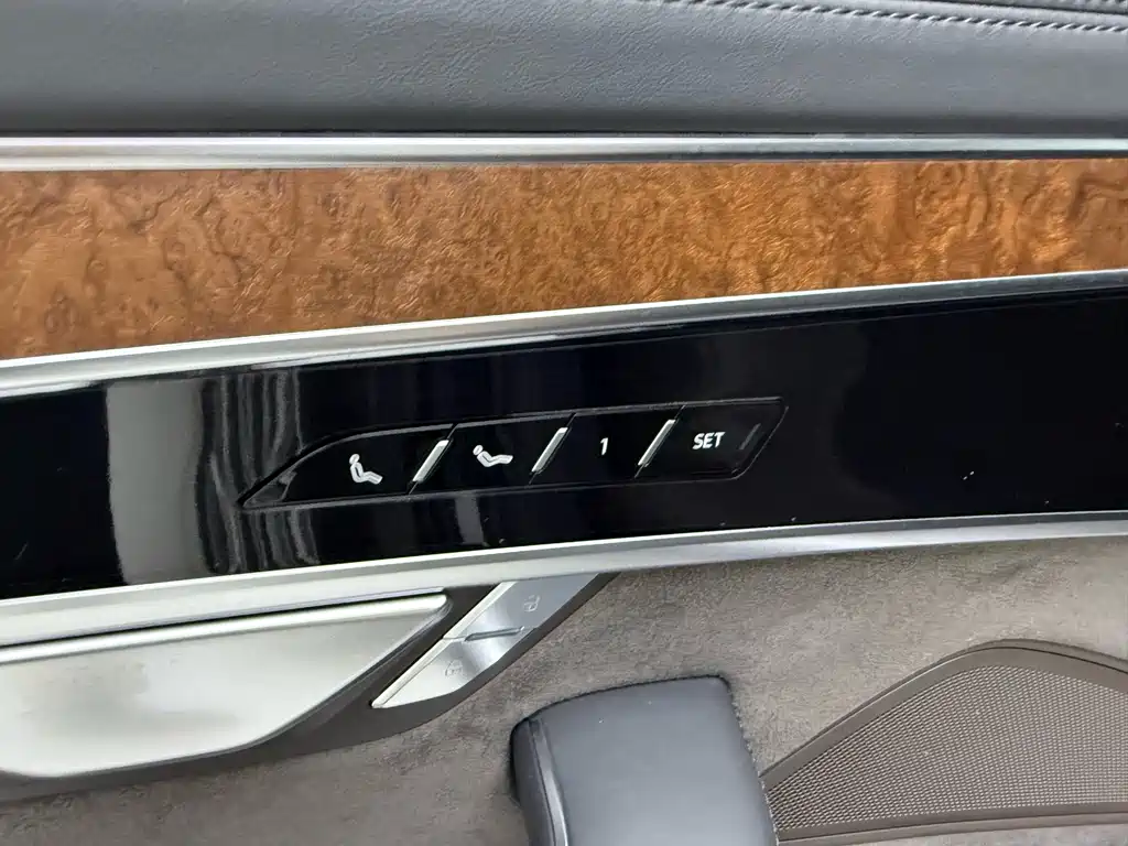 Audi A8 — фото 24
