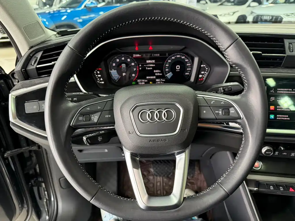 Audi Q3 — фото 10