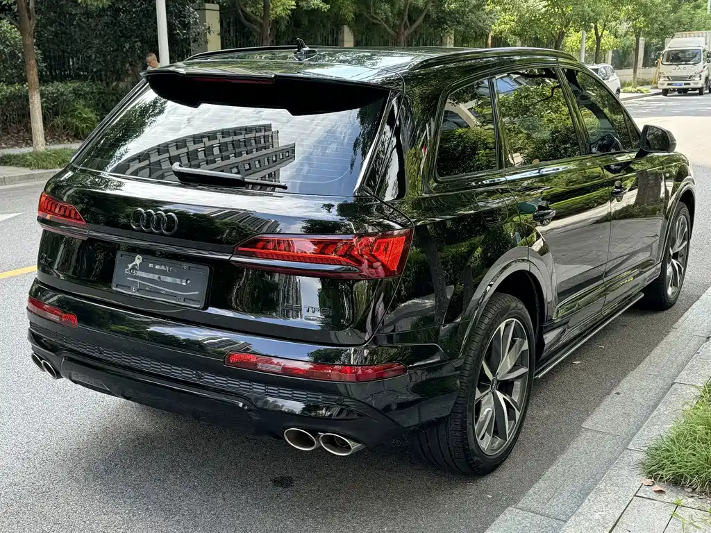 Audi Q7 — фото 24