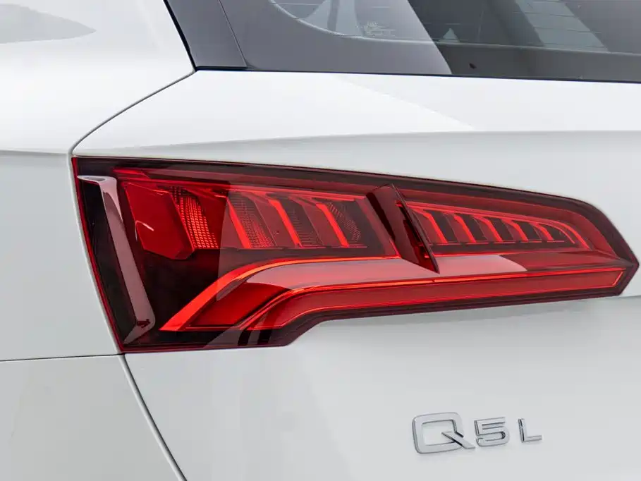 Audi Q5L — фото 26
