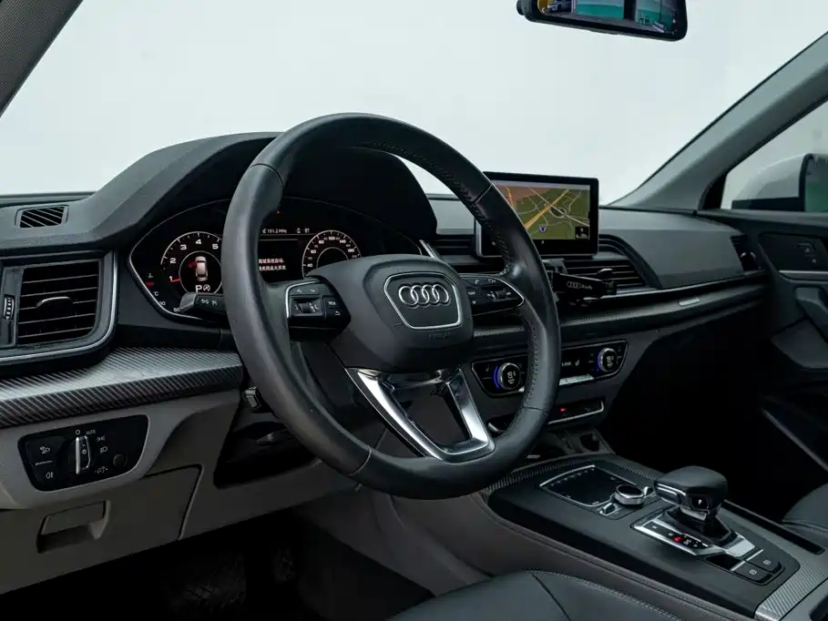 Audi Q5L — фото 9