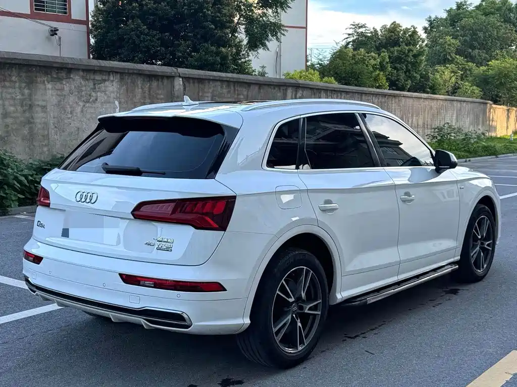 Audi Q5L — фото 10